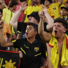 Hinchas de Barcelona expresaron su descontento en el estadio Monumental.