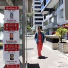 Los venezolanos en Ecuador colocan afiches de búsqueda de Maduro en varias zonas de Quito.