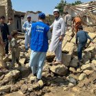 Familias desplazadas esperan asistencia en campamentos improvisados en el este de Afganistán.