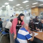 Adulto mayor realiza trámite en el Servicio de Rentas Internas.