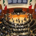 Fotografía que muestra a los asistentes de una sesión en el Senado de la República en Ciudad de México (México).