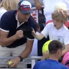 Piotr Szczerek, director ejecutivo de la empresa polaca Drogbruk en el momento que le arrebata la gorra al niño.