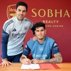 Piero Hincapié (d) posa junto al entrenador Mikel Arteta, en su firma oficial con el Arsenal.