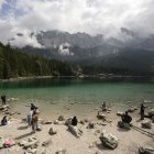 Los turistas disfrutan de la vista sobre el lago Eibsee, Grainau, cerca de Garmisch-Partenkirchen, en el sur de Alemania, el 22 de agosto de 2025.