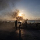 Palestinos desplazados del norte de la Franja de Gaza huyen con sus pertenencias por la calle Al-Rasheed, al oeste de la ciudad de Gaza, el 1 de septiembre de 2025.