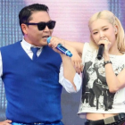 Psy, ampliamente recordado por el tema Gangnam Style, junto a la cantante surcoreana-neozelandesa Rosé.