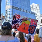 Manifestantes levantan pancartas durante una protesta frente a la Torre Trump en Chicago, Illinois (EE.UU.), el 1 de septiembre de 2025.