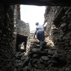 Una persona abandona los cimientos de un estructura afectada tras el terremoto de la noche del domingo.