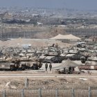 Soldados israelíes con vehículos militares se reúnen en una posición cerca de la valla fronteriza con la Franja de Gaza el 2 de septiembre de 2025.