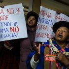 Mujeres aimaras sostienen carteles durante una manifestación este lunes, 1 de septiembre de 2025, en la alcaldía de Viacha (Bolivia).