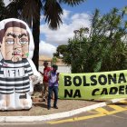 Integrantes de movimientos sociales se manifiestan contra el expresidente de Brasil Jair Bolsonaro este martes, 2 de septiembre de 2025, en Brasilia (Brasil).