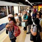 Circular siempre por la derecha para facilitar el flujo de los demás usuarios en el Metro de Quito.