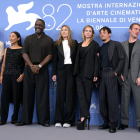Tracy Letts, Greta Lee, Idris Elba, la director Kathryn Bigelow, Rebecca Ferguson, Anthony Ramos, Gabriel Basso y Jared Harris posan durante la presentación de A house of dynamite en la edición 82 del Festival de Cine de Venecia.