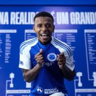 Keny Arroyo ya luce la camiseta del Cruzeiro.