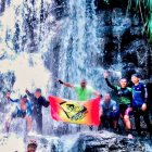 Ciclistas de la Calle en la cascada, en la vía a la Costa.