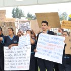 Personal de limpieza y seguridad exige pagos atrasados frente al hospital Docente de Calderón