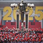 Grada con personas que asisten al desfile militar que marca el 80º aniversario del final de la Guerra Sino-Japonesa en Pekín, el 3 de septiembre de 2025.