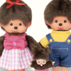 Los Monchhichi, creados en Japón en 1974, resurgen como accesorio viral y pieza de colección en redes sociales.