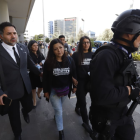 Hijas de Fernando Villavicencio saliendo de la audiencia.