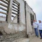 Dina Boluarte (c), durante una visita a las ruinas de la cárcel de El Frontón, en la isla El Frontón (Perú).