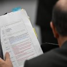 El abogado del expresidente de Brasil Jair Bolsonaro, Celso Vilardi, revisa documentos durante el juicio en el Supremo Tribunal Federal en Brasilia (Brasil).