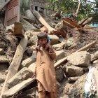 Niños afganos entre los restos de una casa dañada, después del terremoto al este de Afganistán el 3 de septiembre de 2025.