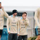 Los jugadores de la selección argentina de fútbol Lionel Messi (c-d) y Rodrigo De Paul (c-i) reaccionan durante un entrenamiento.