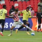 El delantero paraguaya Álex Arce (18) intenta escapar de la marca de los ecuatorianos Félix Torres (i) y Gonzalo Plata en el cotejo disputado en Quito el año pasado.