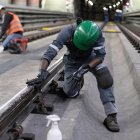 Personal técnico de la Empresa Metro de Quito realiza el mantenimiento y limpieza de las rieles una vez que la operación del tren culmina a las 23:00.