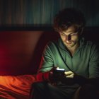 ¿Stalkear afecta tu salud mental? Te explicamos la ciencia detrás de este hábito moderno