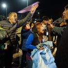 Opositores y simpatizantes del presidente de Argentina, Javier Milei, se enfrentan durante el cierre de campaña este miércoles 3 de septiembre de 2025, en Moreno (Argentina).
