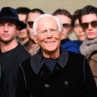 El diseñador italiano Giorgio Armani al final de la presentación de su colección Otoño/Invierno 2025/2026 durante la Semana de la Moda de Milán, el 20 de enero de 2025.