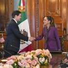 Claudia Sheinbaum (d), saludando al secretario de Estado estadounidense, Marco Rubio (i), en el Palacio Nacional de la Ciudad de México.