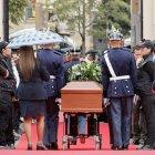 Féretro del fallecido senador y precandidato presidencial Miguel Uribe Turbay a su llegada al Cementerio Central en Bogotá (Colombia).
