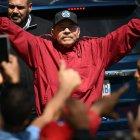 El presidente de Nicaragua, Daniel Ortega, hace un gesto a la multitud.