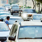 Tráfico. Hay congestionamientos gran parte del día. Peatones buscan formas de cruzar.