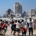 Palestinos reaccionan al humo que se eleva desde la Torre Mushtaha tras un ataque aéreo israelí en el oeste de la ciudad de Gaza, Franja de Gaza, el 5 de septiembre de 2025.