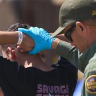 Fotografía de archivo de autoridades de EE.UU. en el proceso de retención de migrantes.