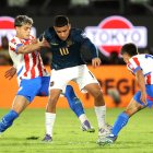 Ramón Sosa (i) y Andrés Cubas (d) de Paraguay disputan el balón con Kendry Páez (c) de Ecuador.