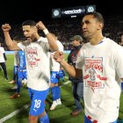 Álex Arce (i) y Gustavo Velázquez de Paraguay celebran la clasificación a la Copa Mundial 2026 en un partido ante Ecuador en el estadio Defensores del Chaco.