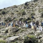 Voluntarios afganos caminan por una ladera, después de un terremoto en el distrito de Nurgal de la provincia de Kunar el 5 de septiembre de 2025.