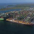 Barcos que circulan por el Canal de Panamá.