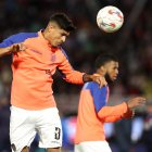 El defensa ecuatoriano Piero Hincapié hace trabajos de calentamiento.