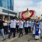 Fieles católicos marchan en el centro de Guayaquil durante la procesión mariana en honor a la Virgen.