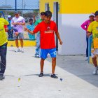 Juego. Decenas de habitantes practicaron el juego del trompo en el festival.