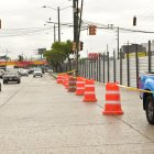 Decenas de metros lineales de planchas ya fueron instaladas en la avenida Juan Tanca Marengo como parte de la preparación para los pasos elevados.