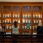 Museo.Los visitantes examinan una exhibición de cráneos de la Colección Josef Hyrtl en el Museo Mütter.