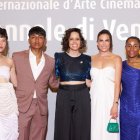 Karla Souza y Ana Cristina Barragán junto al elenco de Hiedra.