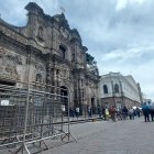 Si bien la iglesia de la Compañía no está vallada, las rejas se colocaron en el exterior.