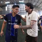 Iván Junior (i) y Jaime Iván Kaviedes marcaron goles para sus equipos durante el torneo Ultimate Sky League desarrollado en Quito.